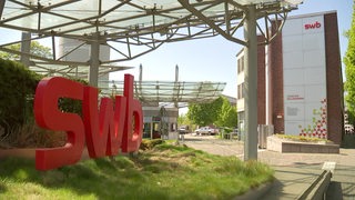 Das große, rote SWB-Schild vor dem Bürogebäude in Bremen.