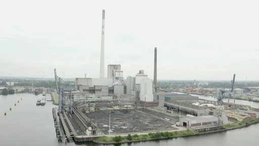 Das Kohlekraftwerk in Bremen an einem nebeligem Tag aus der Luft fotografiert. 