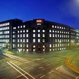 Beleuchtete SWB-zentrale bei Nacht 