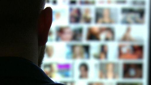 Auf dem Symbolbild ist eine Silhouette von dem Hinterkopf eines Mannes zu sehen der auf einen Bildschirm mit verschwommenen Bildern vor ihm sieht. 
