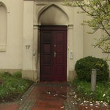 Brandspuren sind an der Tür einer Synagoge zu sehen.