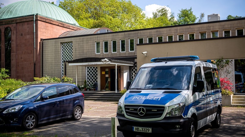 Vor der Synagoge in Bremen steht ein Polizeiauto.