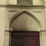 An der Tür der Oldenburger Synagoge sind Brandspuren zu sehen