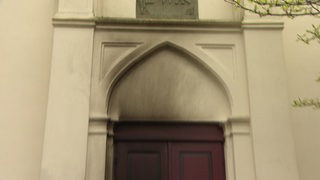 An der Tür der Oldenburger Synagoge sind Brandspuren zu sehen