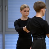Ein Mädchen mit schwarzem Shirt tanzt mit einem Jungen