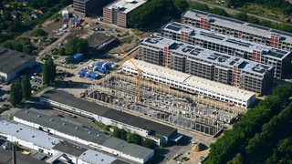 Auf einer Luftaufnahme des Bremer Tabakquartiers sind im Bau befindliche Wohnhäuser zu sehen