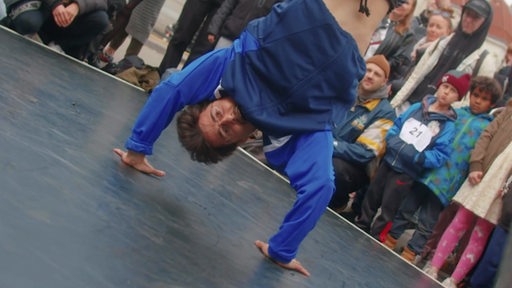 Ein Hip Hop Tänzer performt auf der Bühne des Hafen Beatz Festivals in Bremerhaven. 