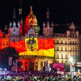 Auf die Fassade des Schweriner Schlosses ist eine Lichtershow projiziert.