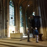 Besucher begutachten die Innenarchitektur der Liebfrauenkirche in Bremen.