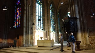 Besucher begutachten die Innenarchitektur der Liebfrauenkirche in Bremen.