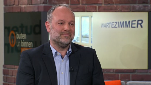 Henning Bultmann vom Bremer Gesundheitsamt im Studio von buten un binnen