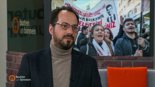 Der Politikwissenschaftler Roy Karadag im Studio von buten un binnen