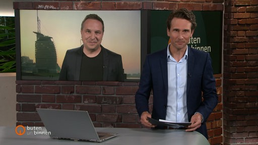 Eine Schalte mit Dirk Bliedtner und dem Moderator Janos Kereszti im Studio von buten un binnen. 