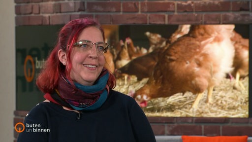 Sina Fehr als Hühnerhalterin im Interview mit Kirsten Rademacher. 