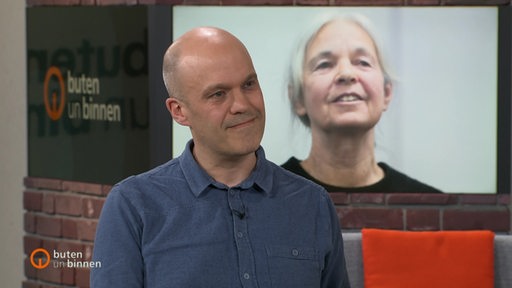 Der Reporter Steffen Hudemann im Studio von buten un binnen