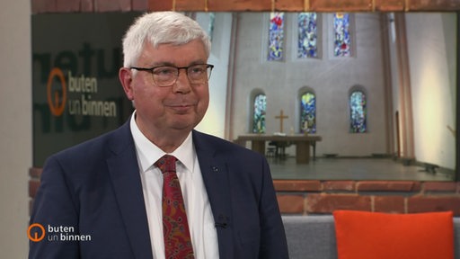 Bernd Kuschnerus, Schriftführer der bremischen evangelischen Kirche, zu Gast im Studio von buten un binnen.