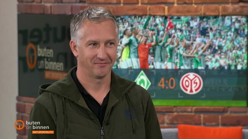 Der Geschäftsführer von Werder Bremen, Frank Baumann, zu Gast im studio von buten un binnen.