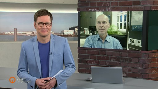 Der Moderator Felix Krömer im Studio von buten un binnen und auf dem Bildschirm der Professor für Automobilwirtschaft Stefan Bratzel.