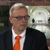 Zu sehen ist der Staatsrat für Justiz und Verfassung Björn Tschöpe im Studio von buten un binnen.
