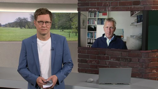 Der Moderator Felix Krömer im Studio von buten un binnen und auf einem Bildschirm der Nationalparkleiter Peter Südbeck.