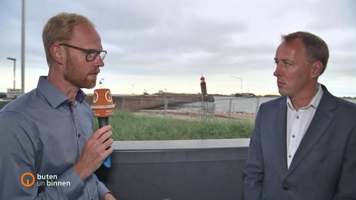 Der Reporter Jan Meier-Wendte interviewt Hauke Hilz bei der Nordmole.