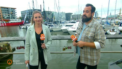 Die Reporterin Finja Böhling interviewt den Musiker Laith Al-Deen am Hafen.