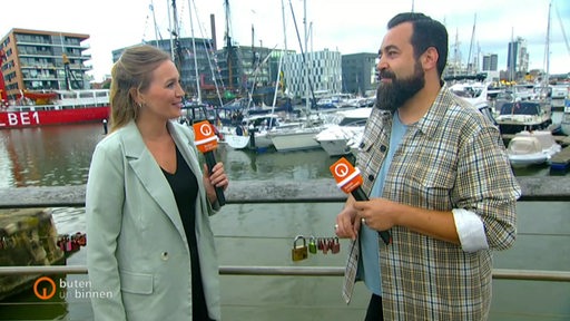 Die Reporterin Finja Böhling beim Interview mit dem Musiker Laith Al-Deen.