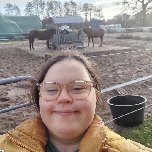 Tamina Schmidt kümmert sich auf dem Biohof in Varrel auch um die Pferde.