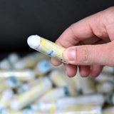 Tampons liegen in einer Toilette zur freien Verfügung