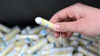 Tampons liegen in einer Toilette zur freien Verfügung