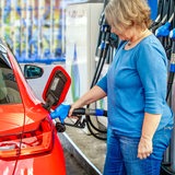 Eine Frau betankt ihr Fahrzeug an einer Tankstelle (Symbolbild)