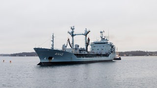Der Betriebsstofftransporter "Spessart" fährt durch die Kieler Innenförde. 