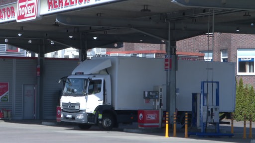 Ein LKW parkt an einer Tankstelle um zu tanken.
