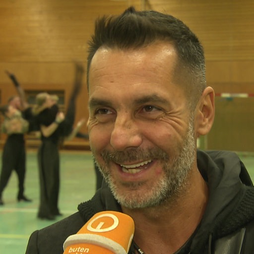 Grün-Gold-Trainer Roberto Albanese beim Interview in der Trainingshalle.