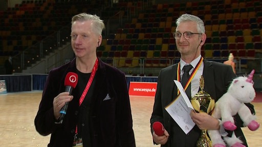 Hort Beer dan Dirk Buchmann dari TSG Bremerhaven dalam sebuah wawancara TV setelah kejuaraan Jerman.