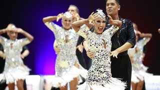 Die Lateinformation der TSG Bremerhaven bei einer Pose der Choreografie "Top Gun" beim Bundesliga-Turnier in Buchholz.