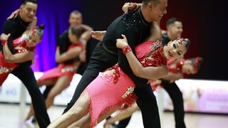 Die Lateinformation von Blau-Weiss Buchholz bei einer Pose der Choreografie "Made to love" beim Bundesliga-Turnier in Buchholz.