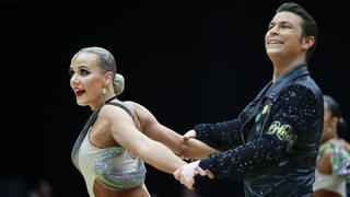 Die Lateinformation des Bremer Grün-Gold-Clubs bei einer Pose der Choreografie "Freedom and Peace" beim Bundesliga-Turnier in Buchholz.