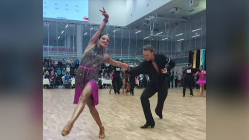 Das Bremer Tanzpaar Daniel Dingis und Alessia Gigli vom Grün-Gold-Club bei einer Tanzpose während des Finales der Deutschen Meisterschaft.