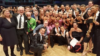 Gruppenfoto der strahlendes Sieger der Lateinformation des Bremer Grün-Gold-Clubs nach dem Gewinn der Deutschen Meisterschaft.