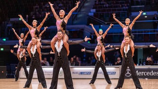 Die Lateinformation des Bremer Grün-Gold-Clubs bei einer Pose der Choreografie "Emozioni 2022" in der Bremer Stadthalle.