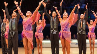 Die Lateinformation des 1. Latin Team Kiel bei einer Pose der Choreografie "Dreams" in der Bremer Stadthalle.