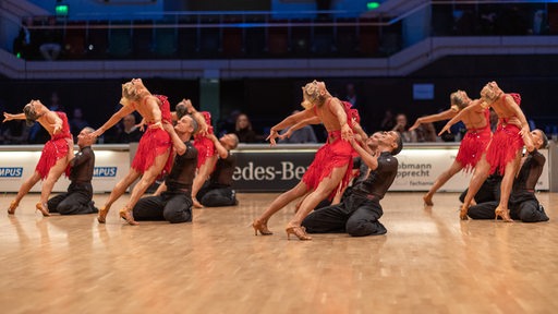 Die Lateinformation der TSG Bremerhaven bei einer Pose der Choreografie "Time Machine" in der Bremer Stadthalle.