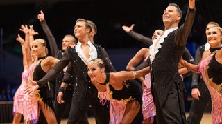 Die Lateinformation des Bremer Grün-Gold-Clubs bei einer Pose der Choreografie "Emozioni 2022" in der Bremer Stadthalle.