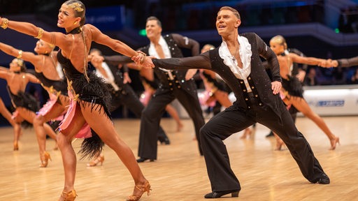 Die Lateinformation des Bremer Grün-Gold-Clubs bei einer Pose der Choreografie "Emozioni 2022" in der Bremer Stadthalle.