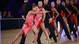 Die Lateinformation von Blau-Weiss Buchholz bei einer Pose der Choreografie "Made to love" bei der Deutschen Meisterschaft in Braunschweig.