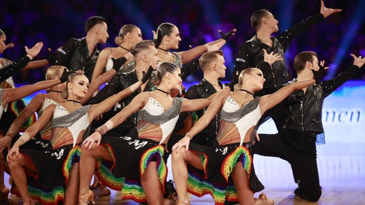 Die Lateinformation des Bremer Grün-Gold-Clubs bei einer Pose der Choreografie "Freedom and Peace" bei der Deutschen Meisterschaft in Braunschweig.