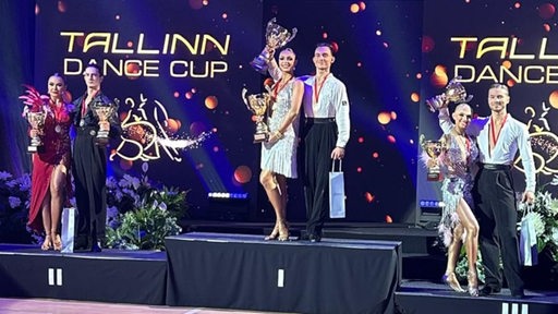 Das Latein-Tanzpaar Luna Albanese und Dimitri Kalistov vom Bremer Grün-Gold-Club stehen bei der Jugend-EM mit ihren Pokalen ganz oben auf dem Treppchen.
