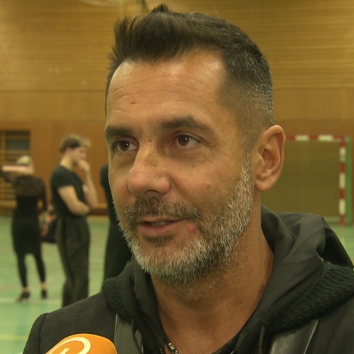 Grün-Gold-Trainer Roberto Albanese beim Interview in der Trainingshalle.