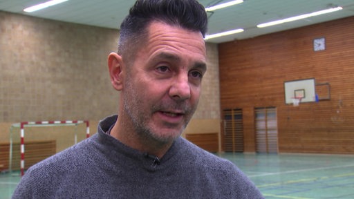 Tanz-Trainer Roberto Albanese vom Bremer Grün-Gold-Club steht nach dem Training in der Sporthalle beim Interview.